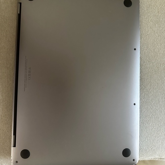 Apple MacBook Pro 13.3" Intel Core i5 8th Gen., 1.40 GHz, 8GB) - Picture 3 of 9